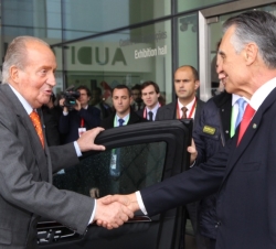 Su Majestad el Rey a su llegada a la Fundación Champalimaud recibe el saludo del Presidente de la República Portuguesa, Aníbal Cavaco Silva